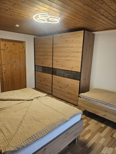 Dreibettzimmer mit großem Schrank