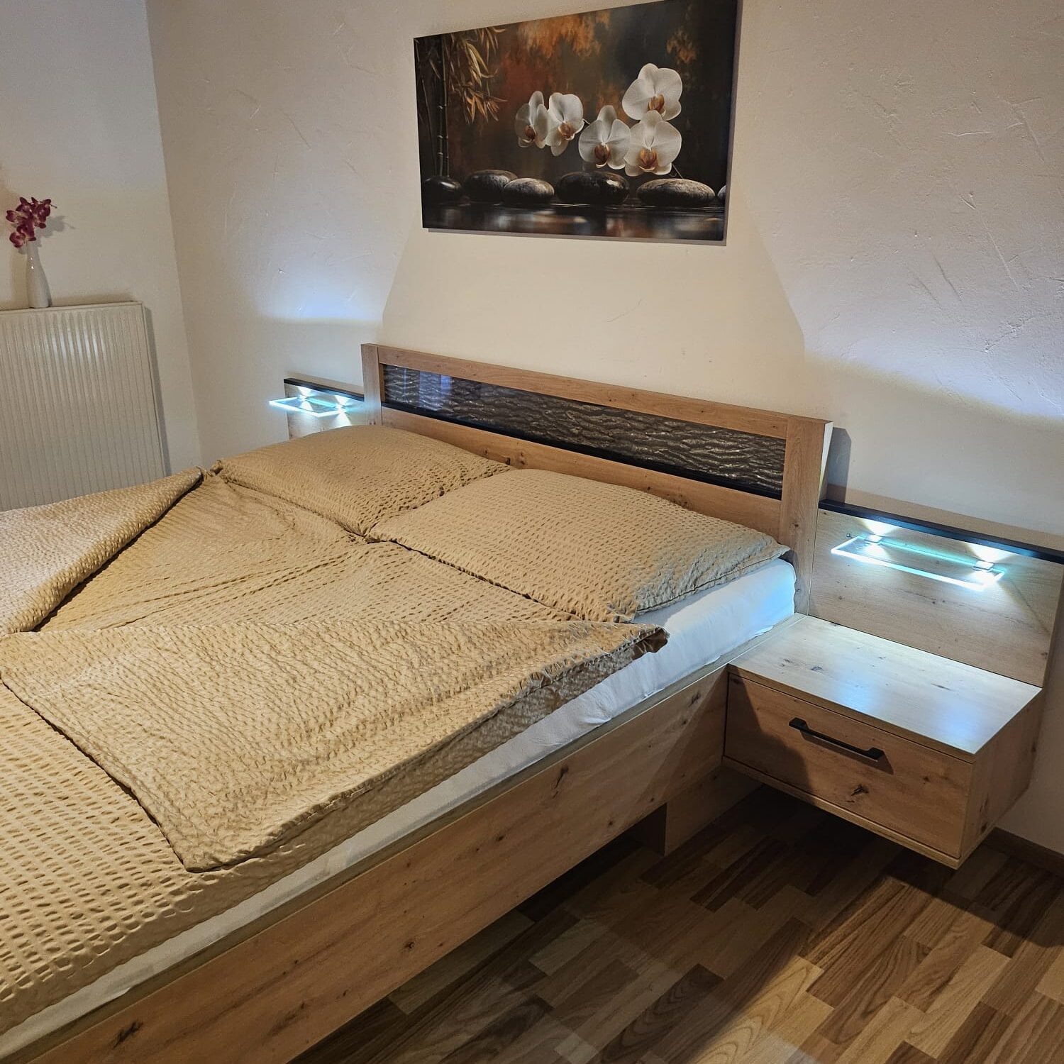 Gemütliches Schlafzimmer mit hellen Leselampen am Nachttisch