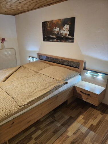 Gemütliches Schlafzimmer mit hellen Leselampen am Nachttisch