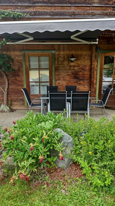 Möblierte Terrasse im Sommer