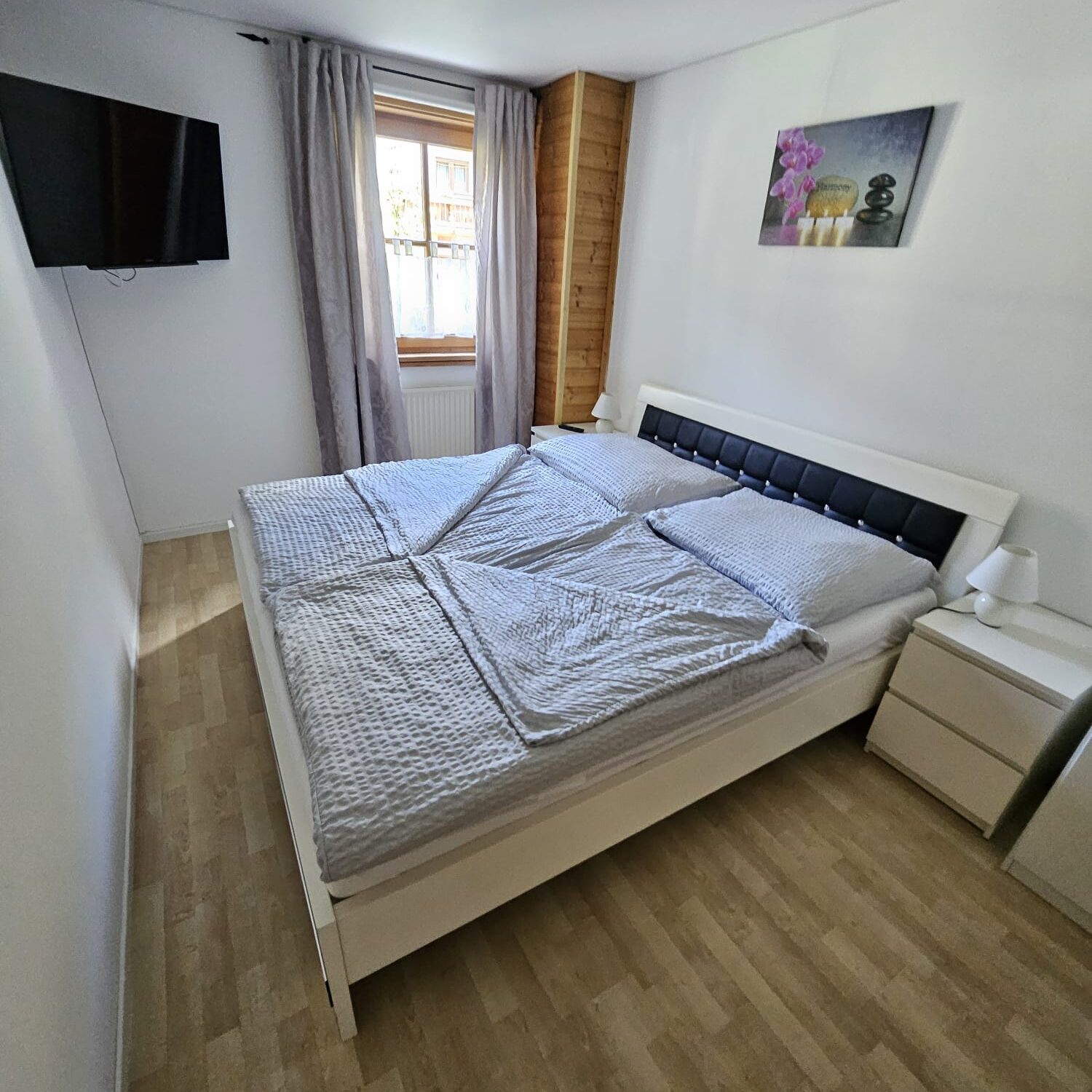 Doppelzimmer mit Doppelbett und TV