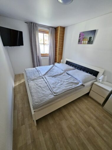 Doppelzimmer mit Doppelbett und TV
